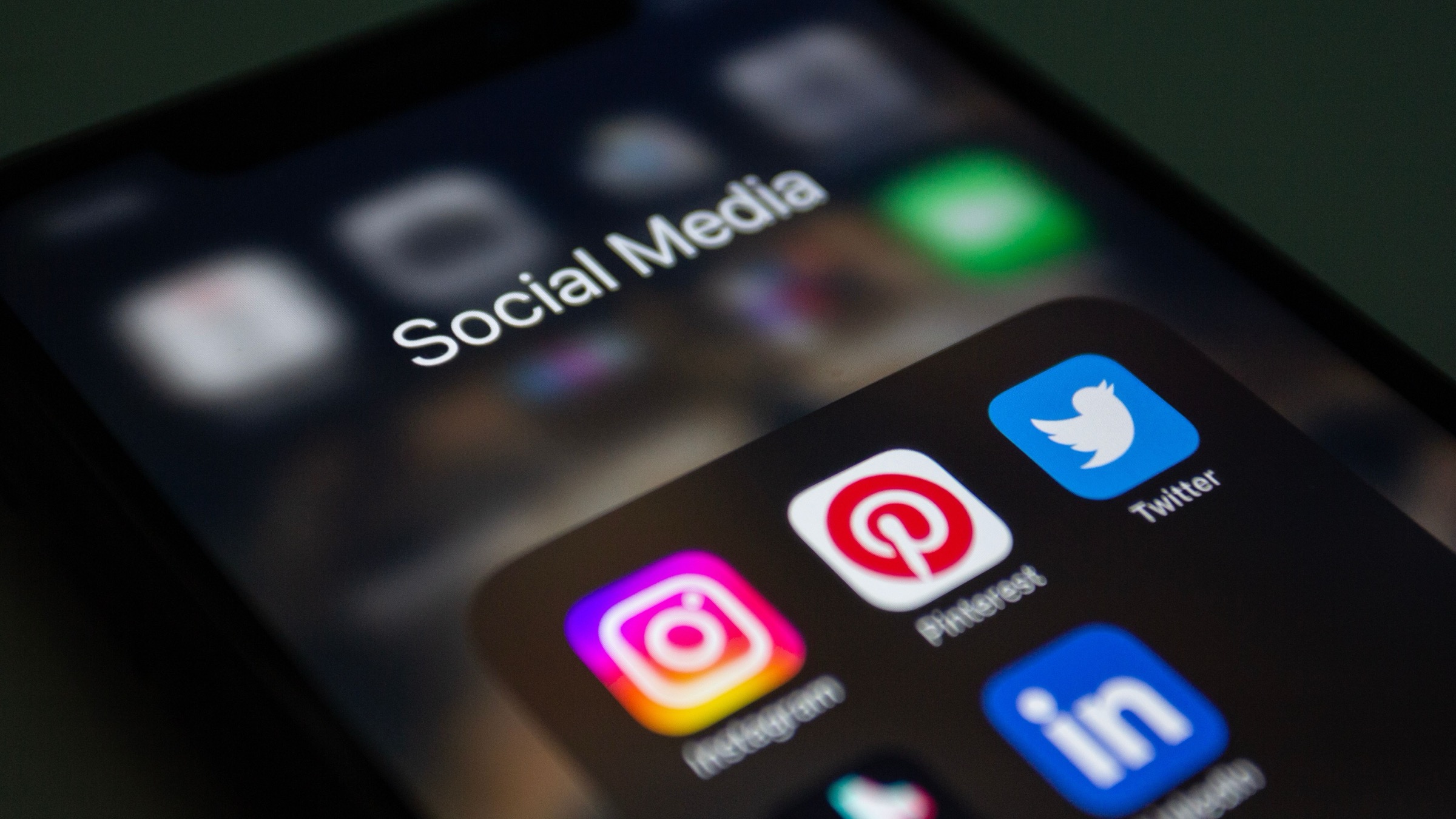 Taxa de 30% pe TikTok: de ce plătești mai mult de pe iPhone decât Android