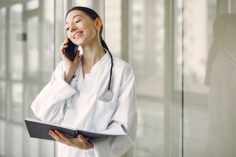 Cabinet medical modern și curat — un website cu programări online reduce timpul personalului recepției cu 60%