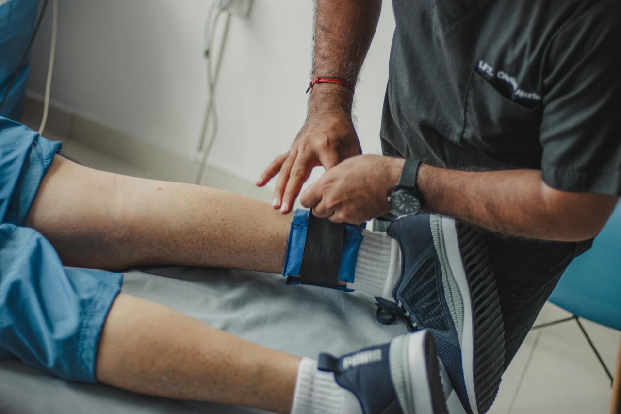 Kinetoterapeut lucrând cu un pacient pentru recuperare