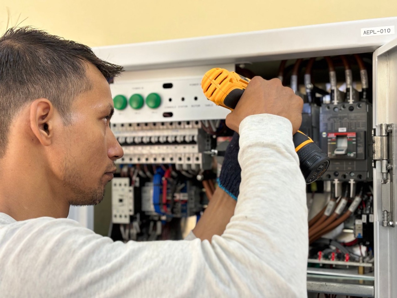 Electrician autorizat ANRE lucrând la tablou electric