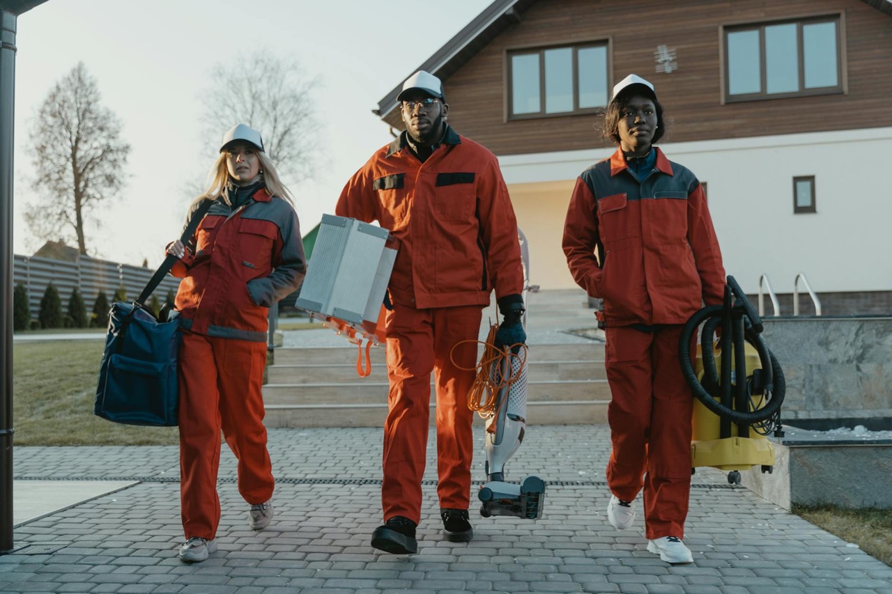 Echipă de curățenie profesională în uniforme
