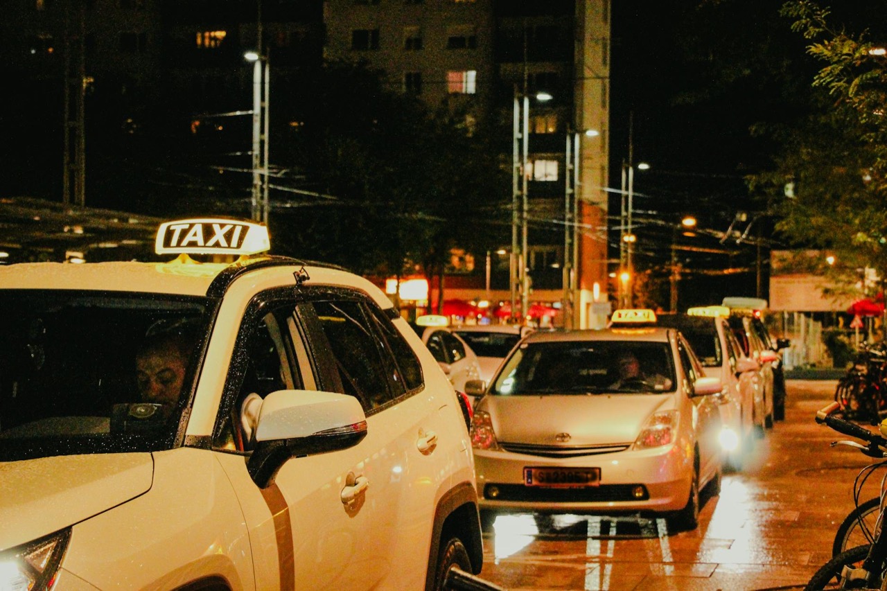 Taxi pe stradă în trafic urban